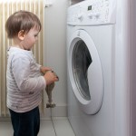 Olivier qui fait la lessive. Il a bien l'habitude de mettre le linge dans la corbeille puis d'aller le mettre sur le séchoir...